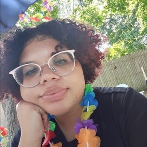 Meet your Posher, Larissa